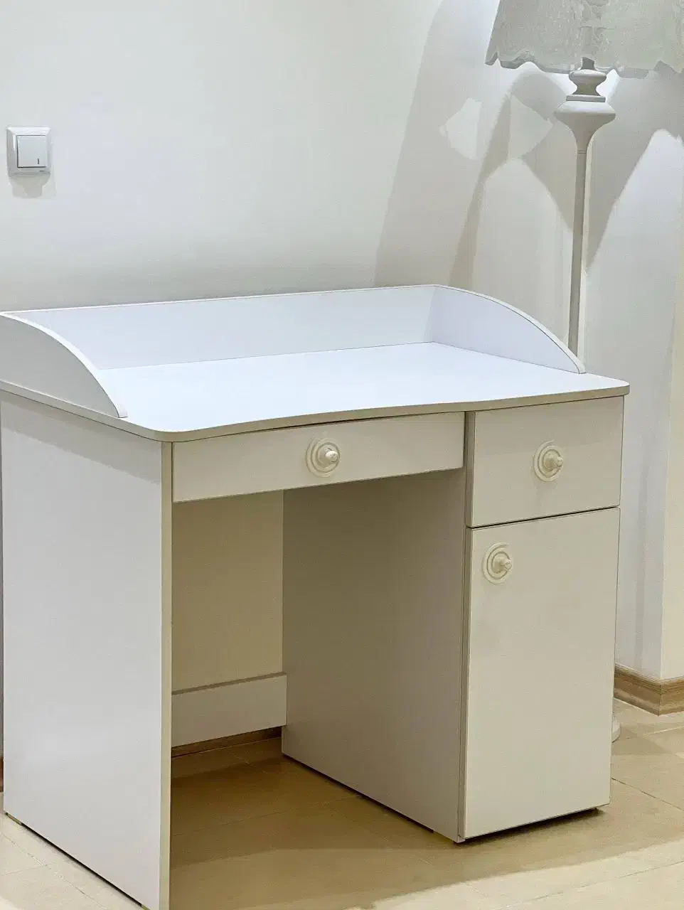 میز تحریر در حد نو سفید|میز تحریر و کامپیوتر|آستارا, |دیوار