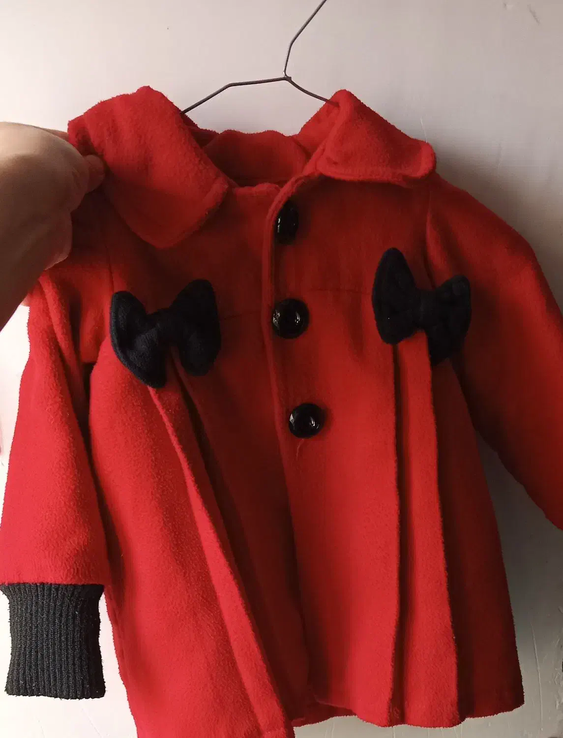 پالتو قرمز بچگونه|لباس|رشت, حمیدیان|دیوار