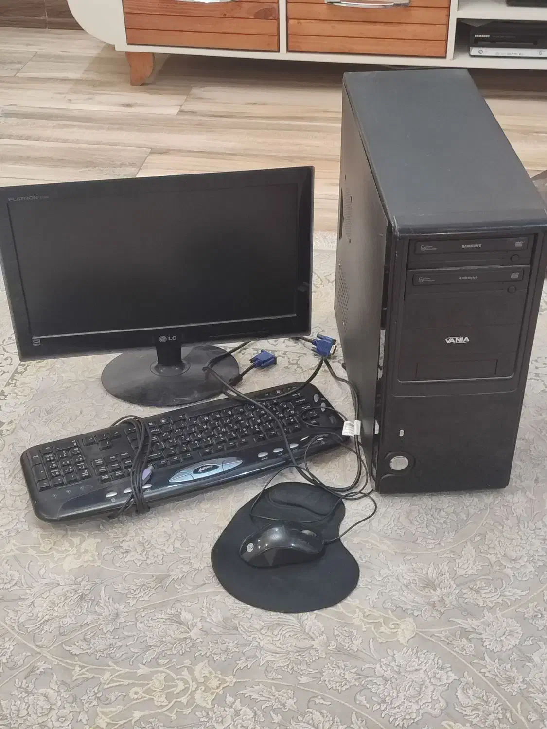 مانیتور وکیس|رایانه رومیزی|رباط‌کریم, رباط‌کریم|دیوار