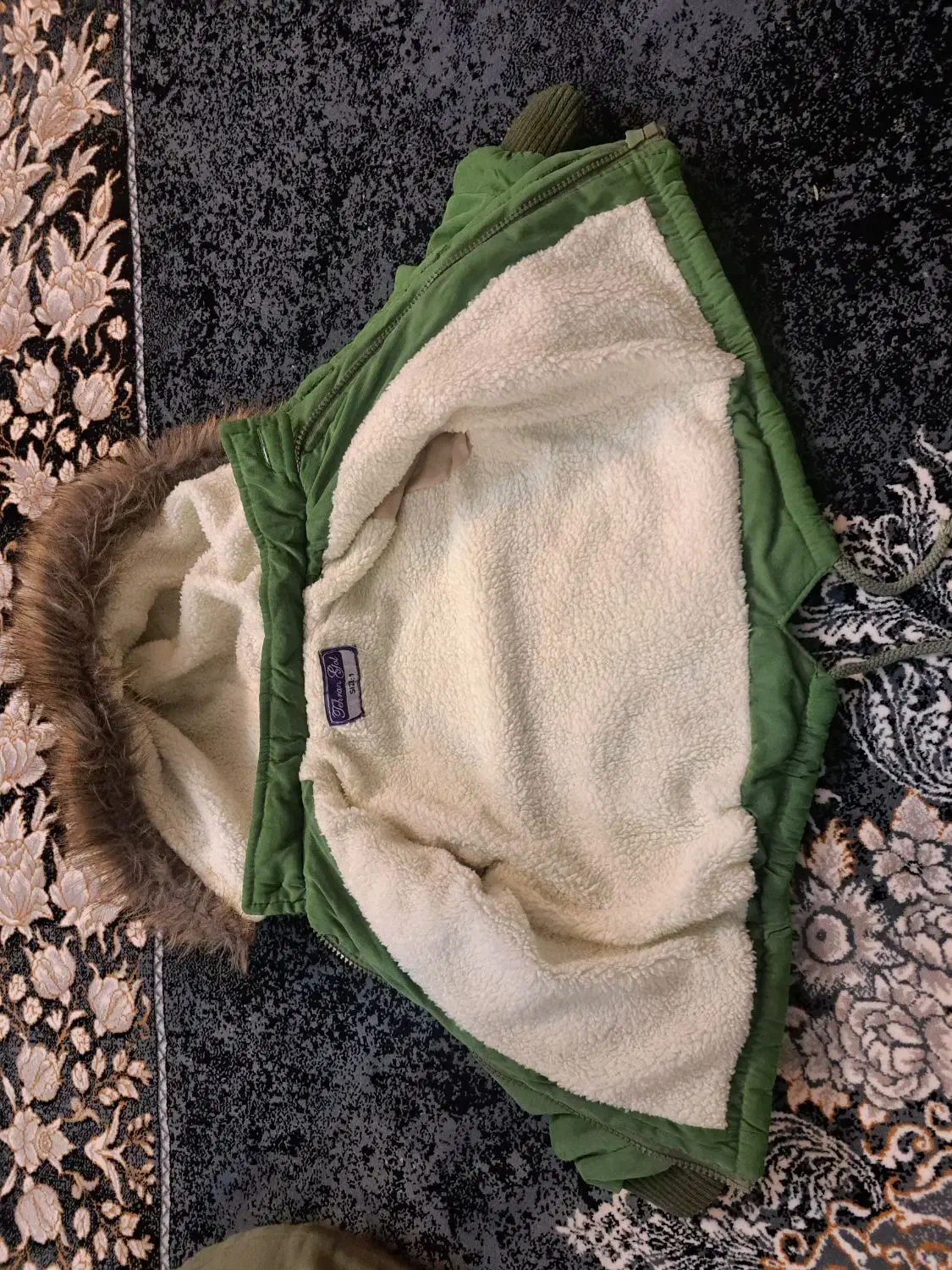 کاپشن|کفش و لباس بچه|مشهد, سجادیه|دیوار