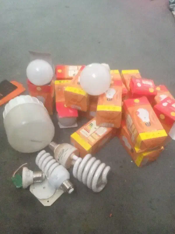 تعدادی لامپ کم مصرف نو و دست دوم|لامپ و چراغ|یزد, |دیوار