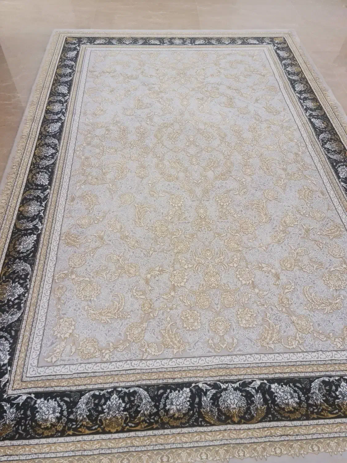 یکعدد فرش ۶متری بسیارزیبا کرم نقره ای کلاسیک|فرش|تهران, تهرانپارس غربی|دیوار
