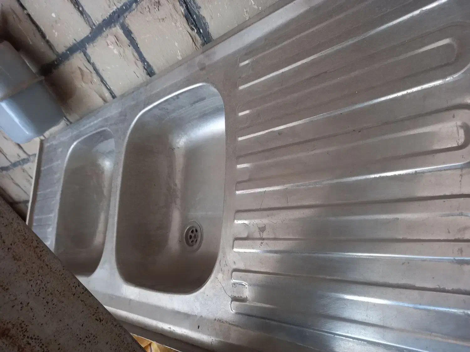 سینگ دوقلو|آب‌چکان و نظم‌دهنده ظروف|مسجد سلیمان, |دیوار