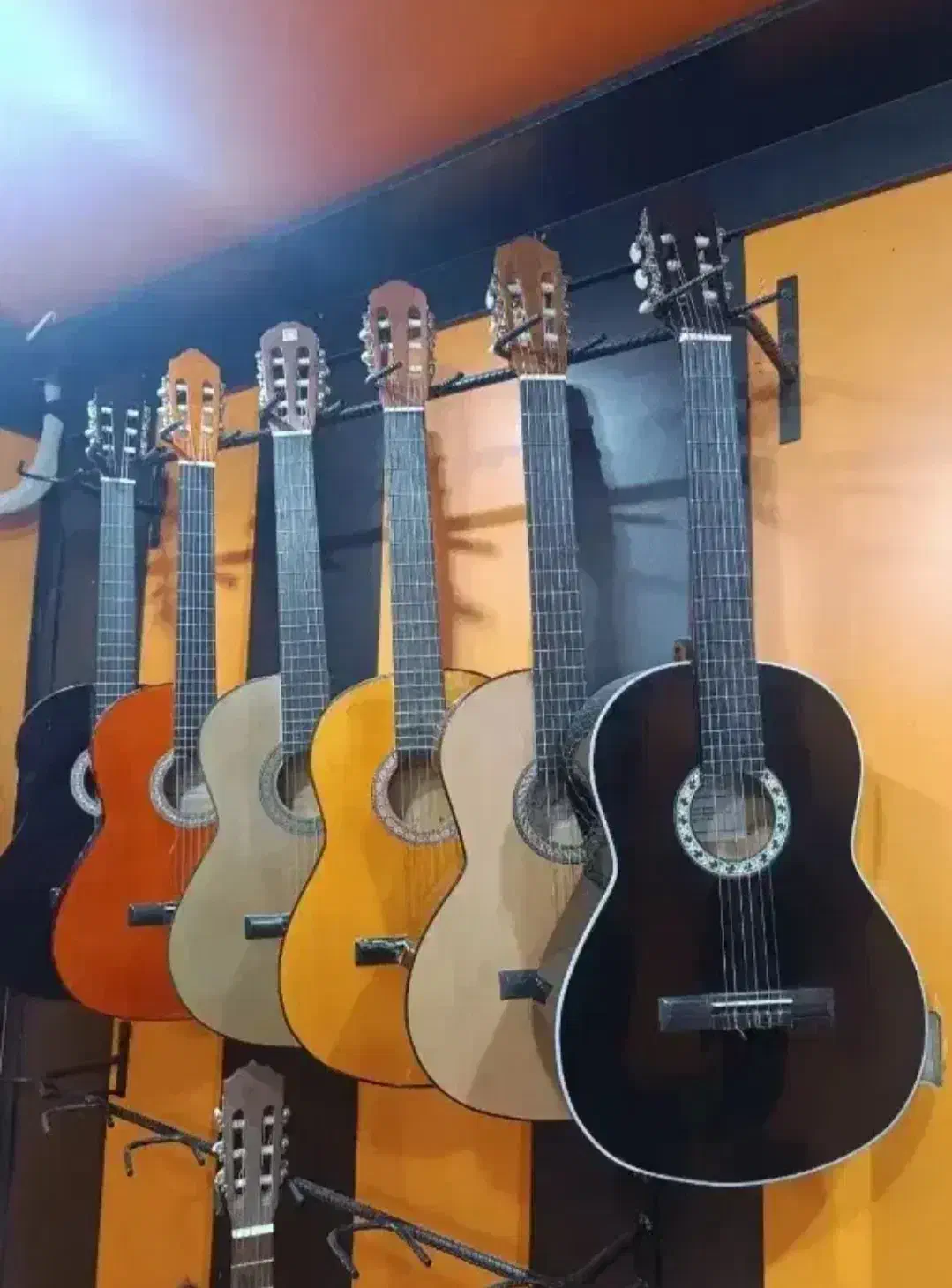 گیتار نو نو (پاساژ مرکزی طبقه بالا انتهای سالن)|گیتار، بیس، امپلیفایر|شوش, |دیوار