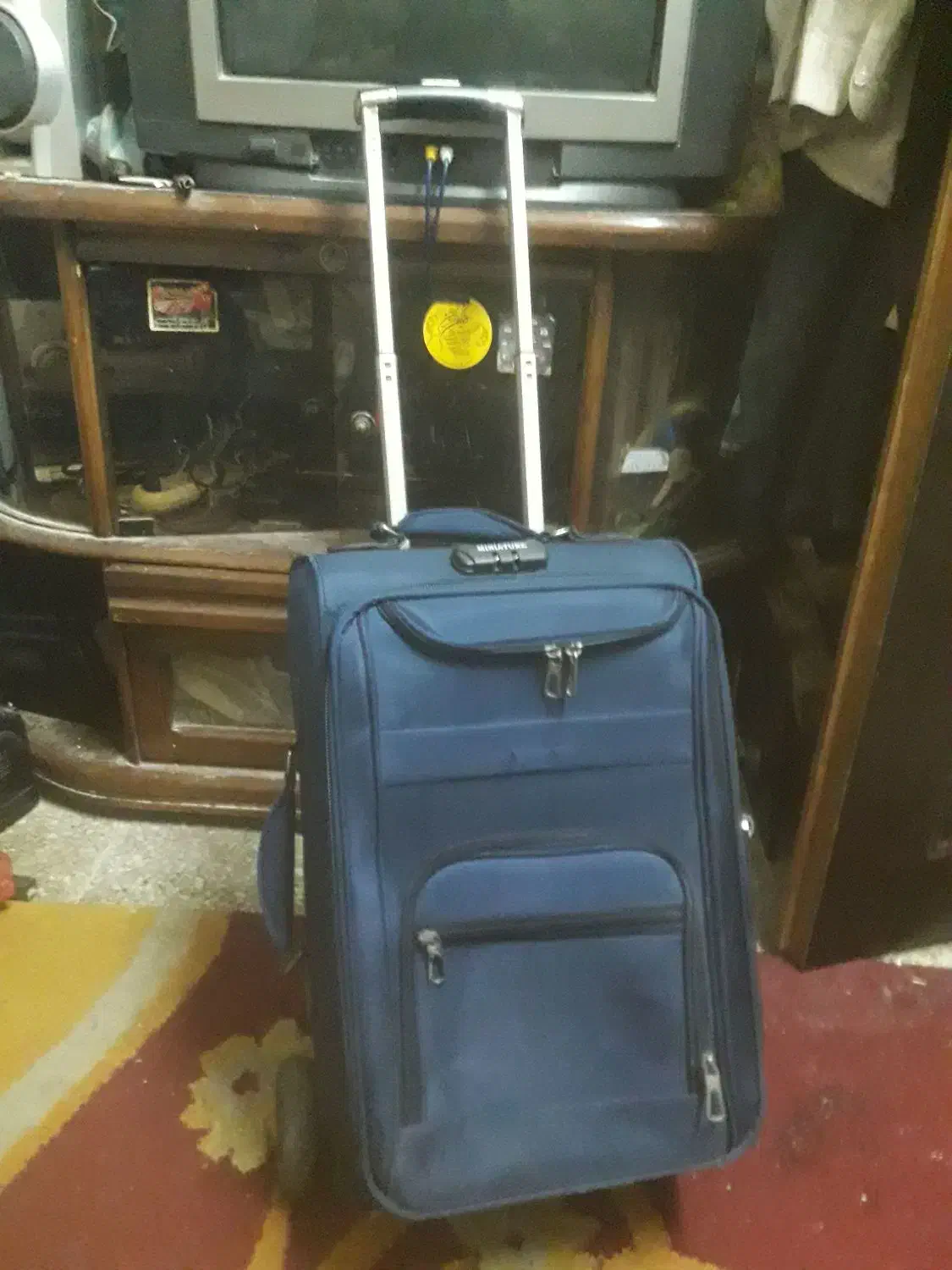 چمدان|کیف، کفش، کمربند|اهواز, بعثت|دیوار