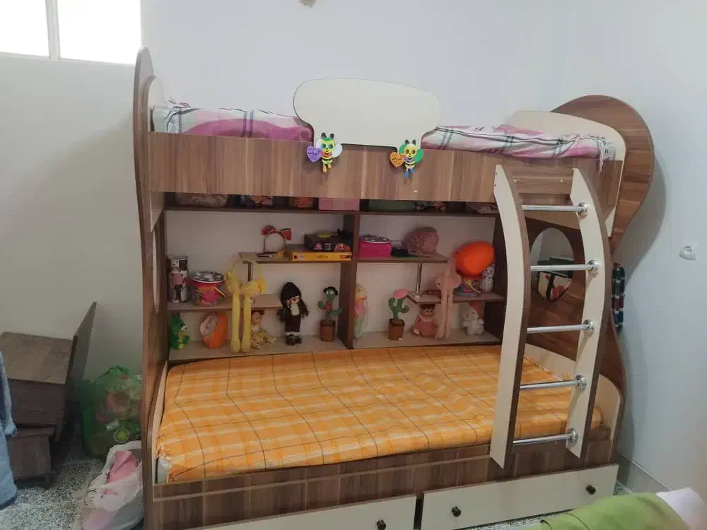 تخت خواب و میز تحریر|تخت و سرویس خواب|فولادشهر, C1|دیوار