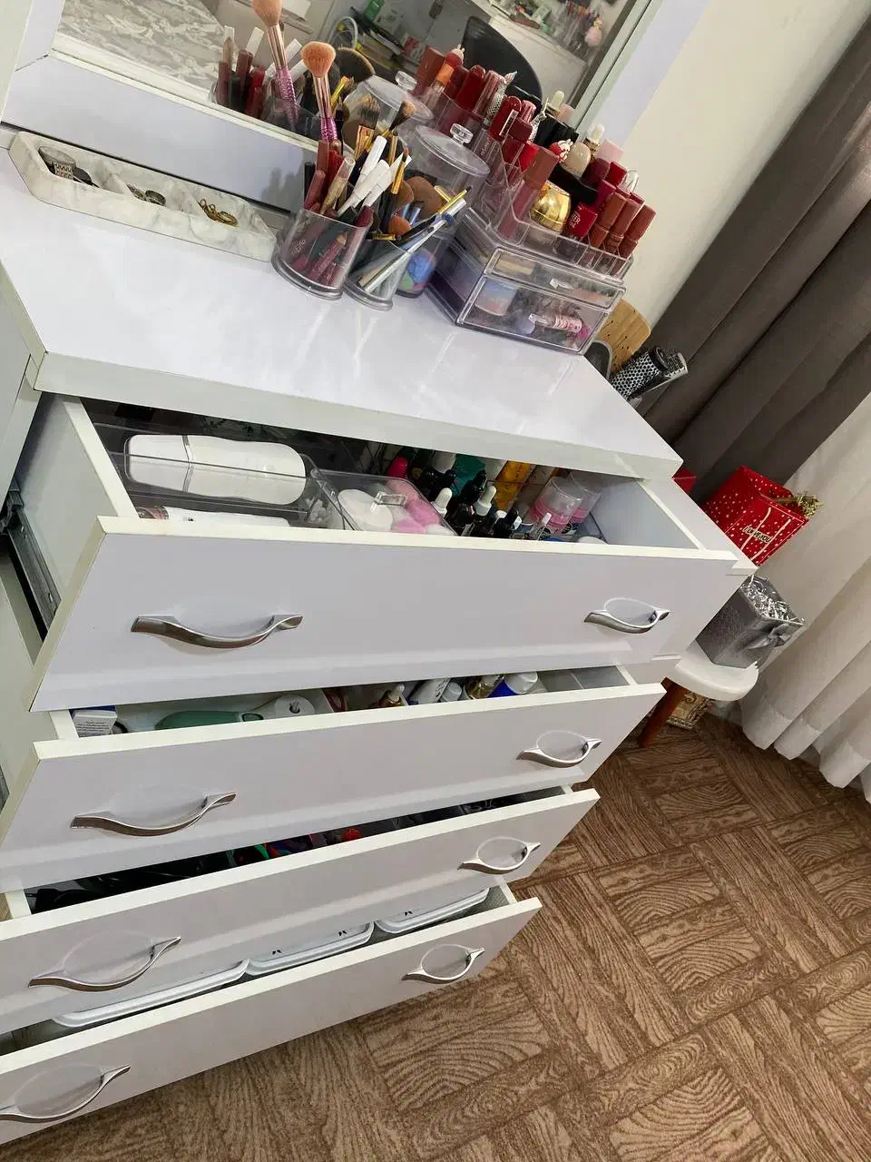 میز ۴ کشو با آینه ریلی در حد نو|جاکفشی، کمد، دراور|ساری, |دیوار