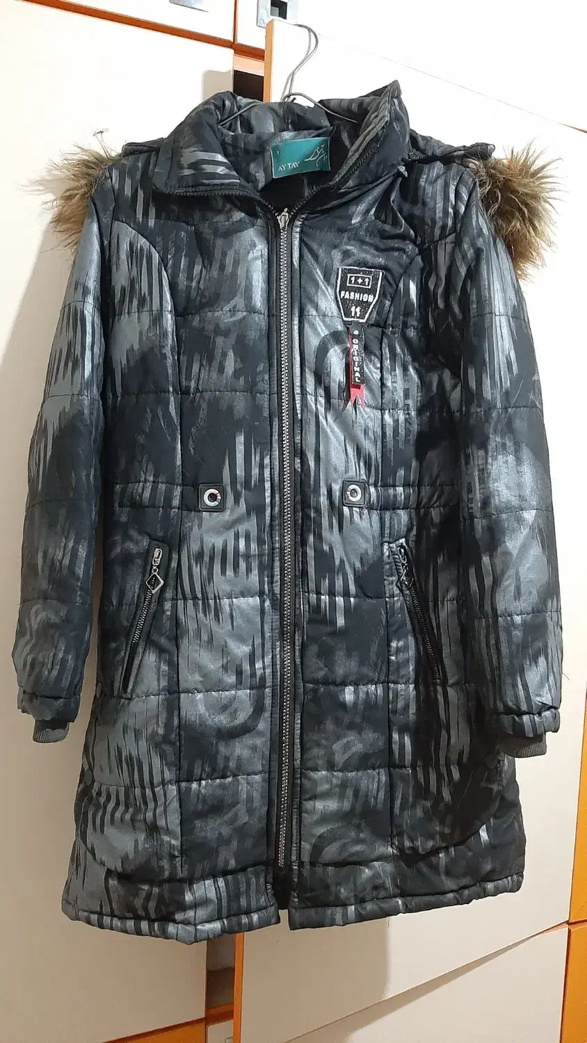 کاپشن|لباس|آفتاب, |دیوار