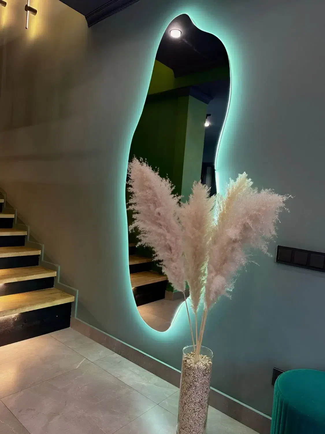 آینه back|آینه|خرمآباد, |دیوار