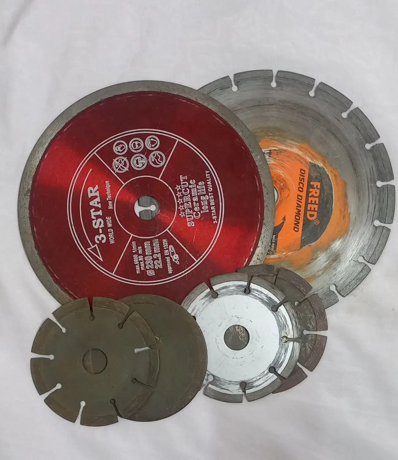 چهار عدد پیستوله و شش صفحه کاشی بر|ابزارآلات|آباده, |دیوار