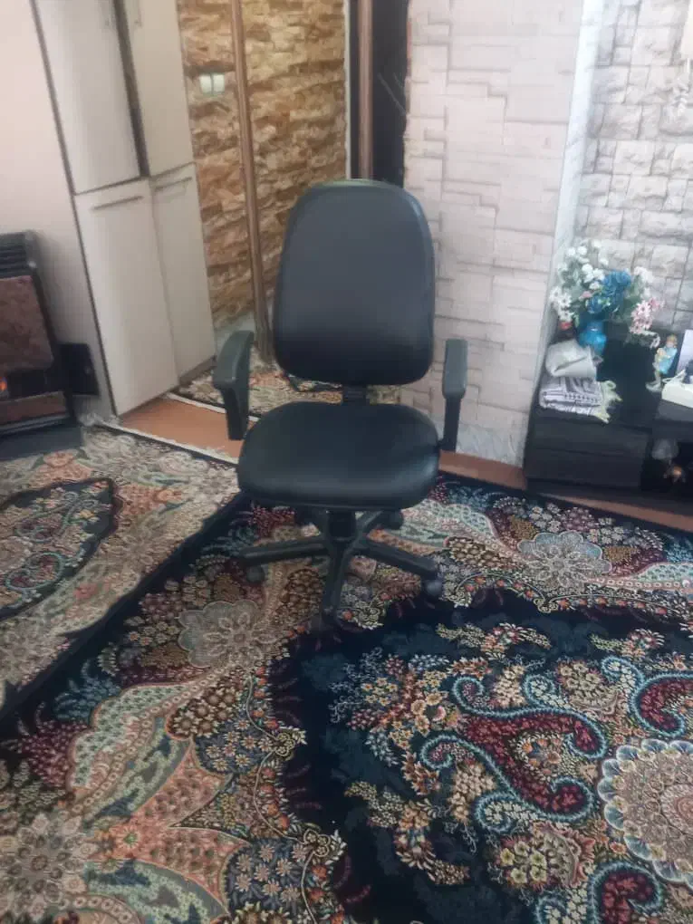 صندلی گردون چرم مشکی سالم|صندلی و نیمکت|شهریار, شهرک شاهد|دیوار