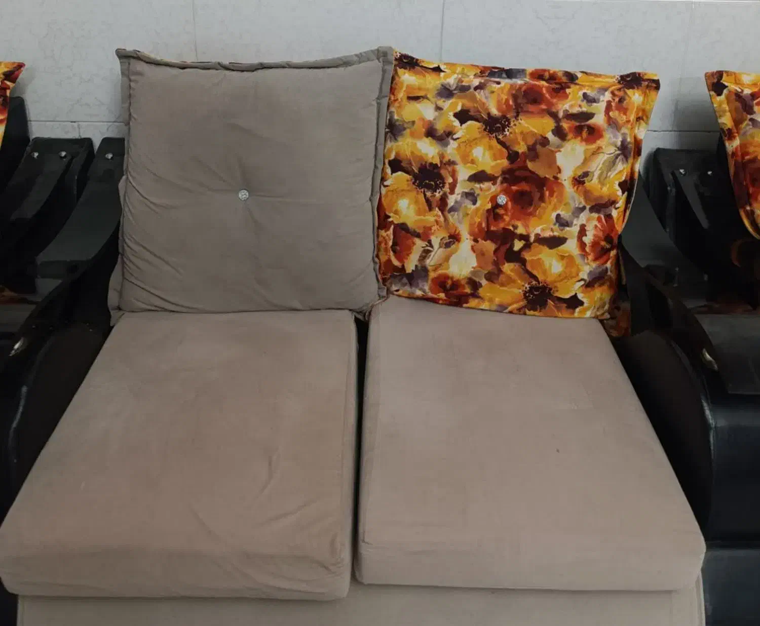 یک سرویس مبل ۸ نفره تمیز و شیک|مبلمان خانگی و میز عسلی|شیراز, گل سرخ|دیوار