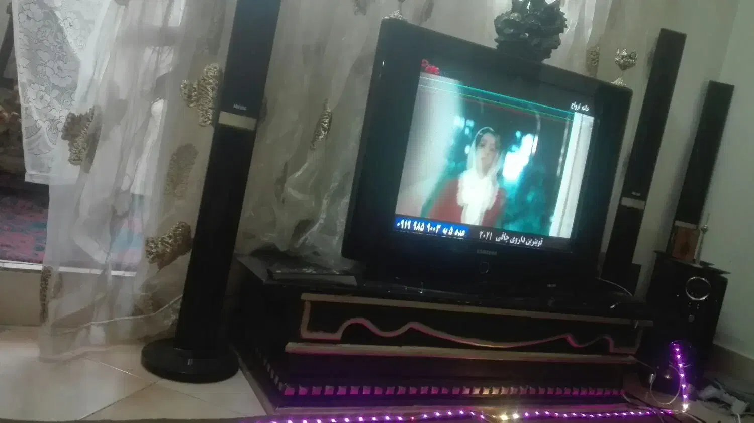 تلویزیون 29 صفحه تخت همراه میز سینما خانواده|تلویزیون و پروژکتور|مشهد, یوسفیه (شهرک غرب)|دیوار