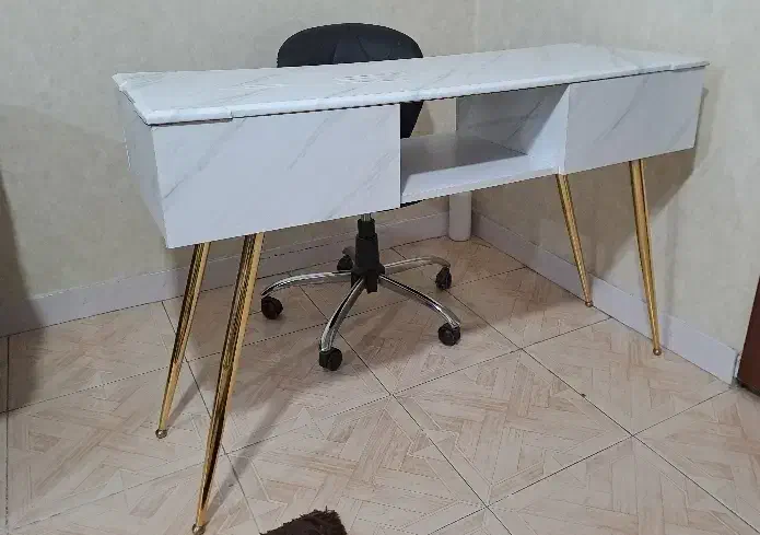 فروش میز ناخن شیک و سالم|آرایشگاه و سالن‌های زیبایی|رشت, پاستوریزه|دیوار