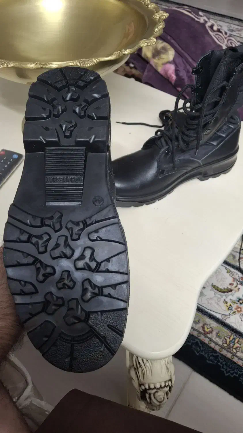 پوتین چرم.سربازی.کادری.کوهنوردی|کیف، کفش، کمربند|اصفهان, بوستان کوهستانی صفه|دیوار