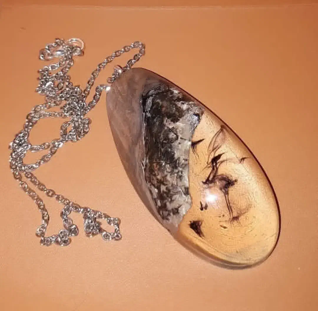 گردنبند رزین|بدلیجات|اندیشه, اندیشه فاز ۳|دیوار