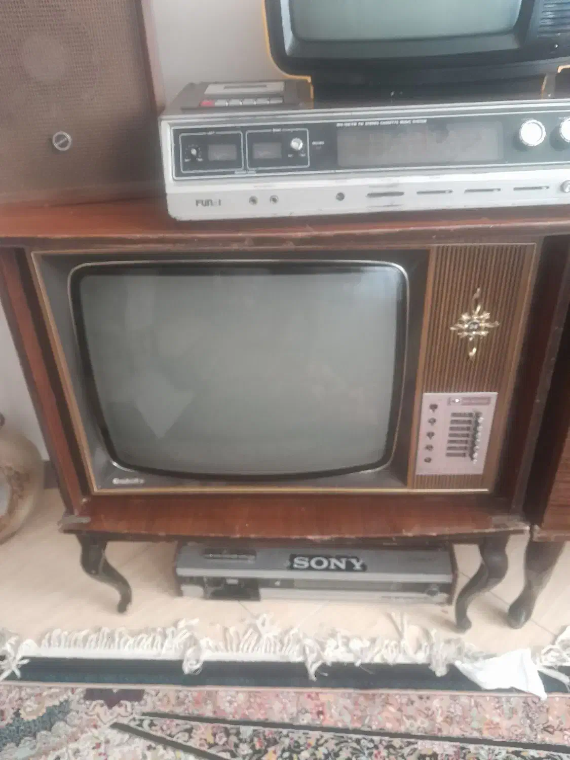 تلویزیون کمدی قدیمی|کلکسیون اشیاء عتیقه|کرمان, |دیوار