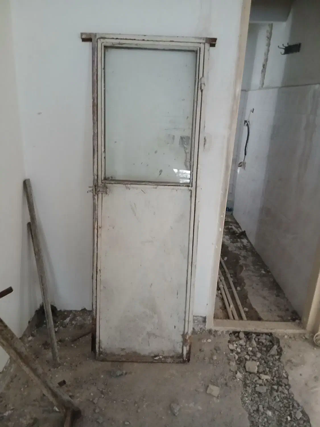 درب آهنی نفر رو همراه با شیشه آماده نصب|مصالح و تجهیزات ساختمان|رشت, جهاد|دیوار