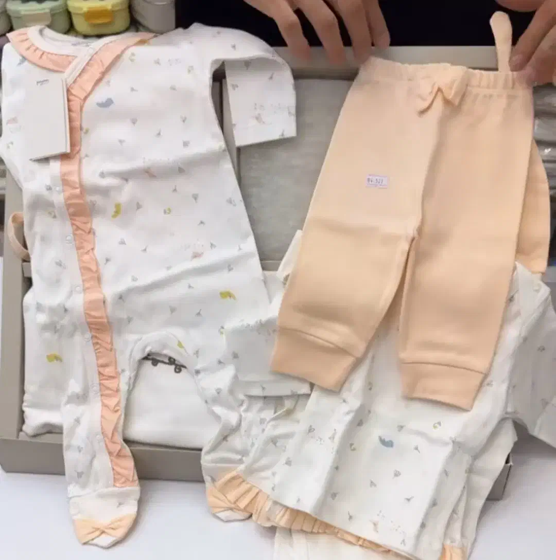 ست ۱۳ تیکه قیمت مناسب|کفش و لباس بچه|تهران, هوانیروز|دیوار