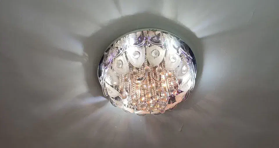 لوستر چند رنگ|لوستر و چراغ آویز|قدس, شهر‌قدس|دیوار