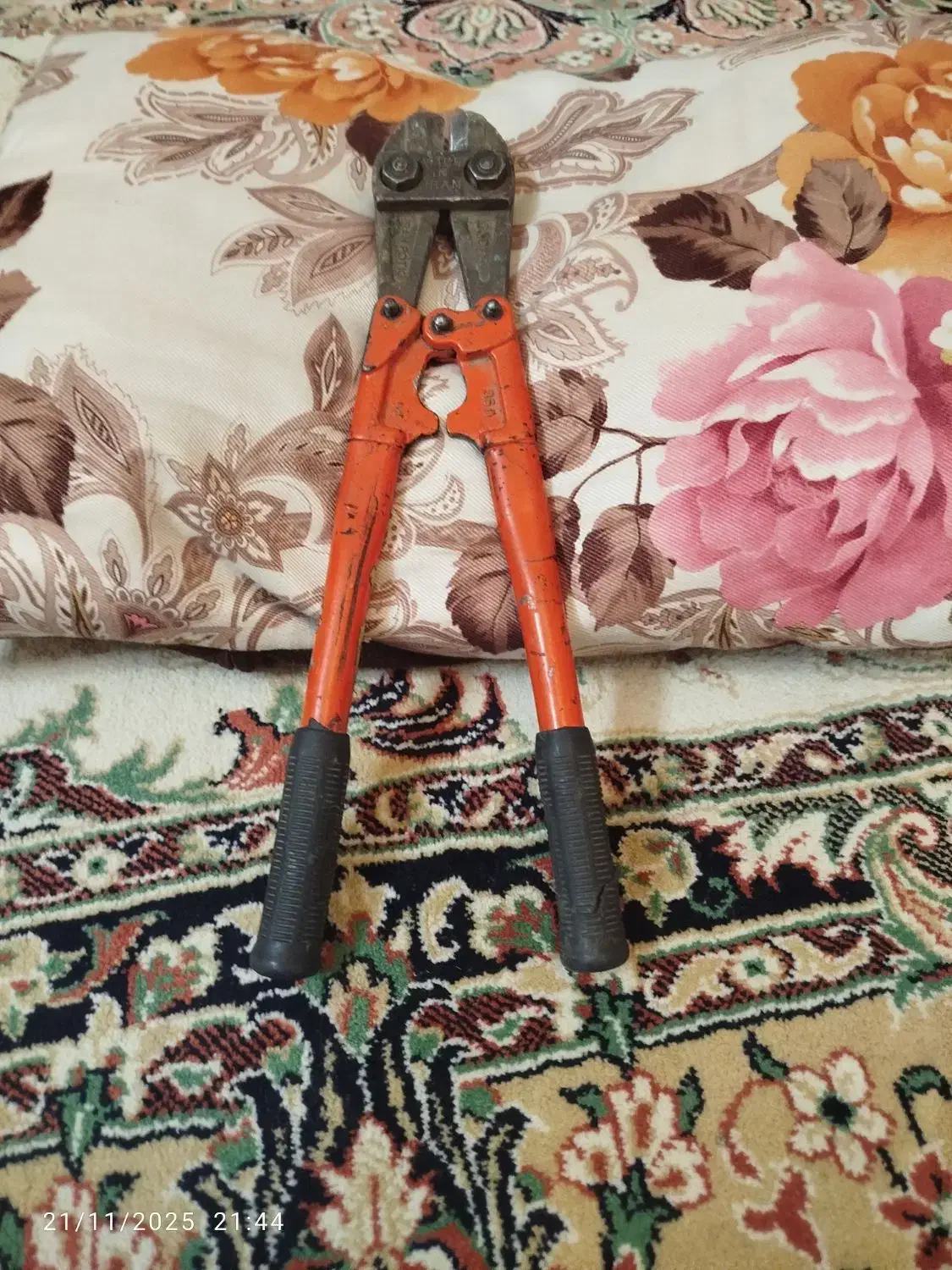 قیچی آهن بری|ابزارآلات|تربت‌حیدریه, منظر|دیوار