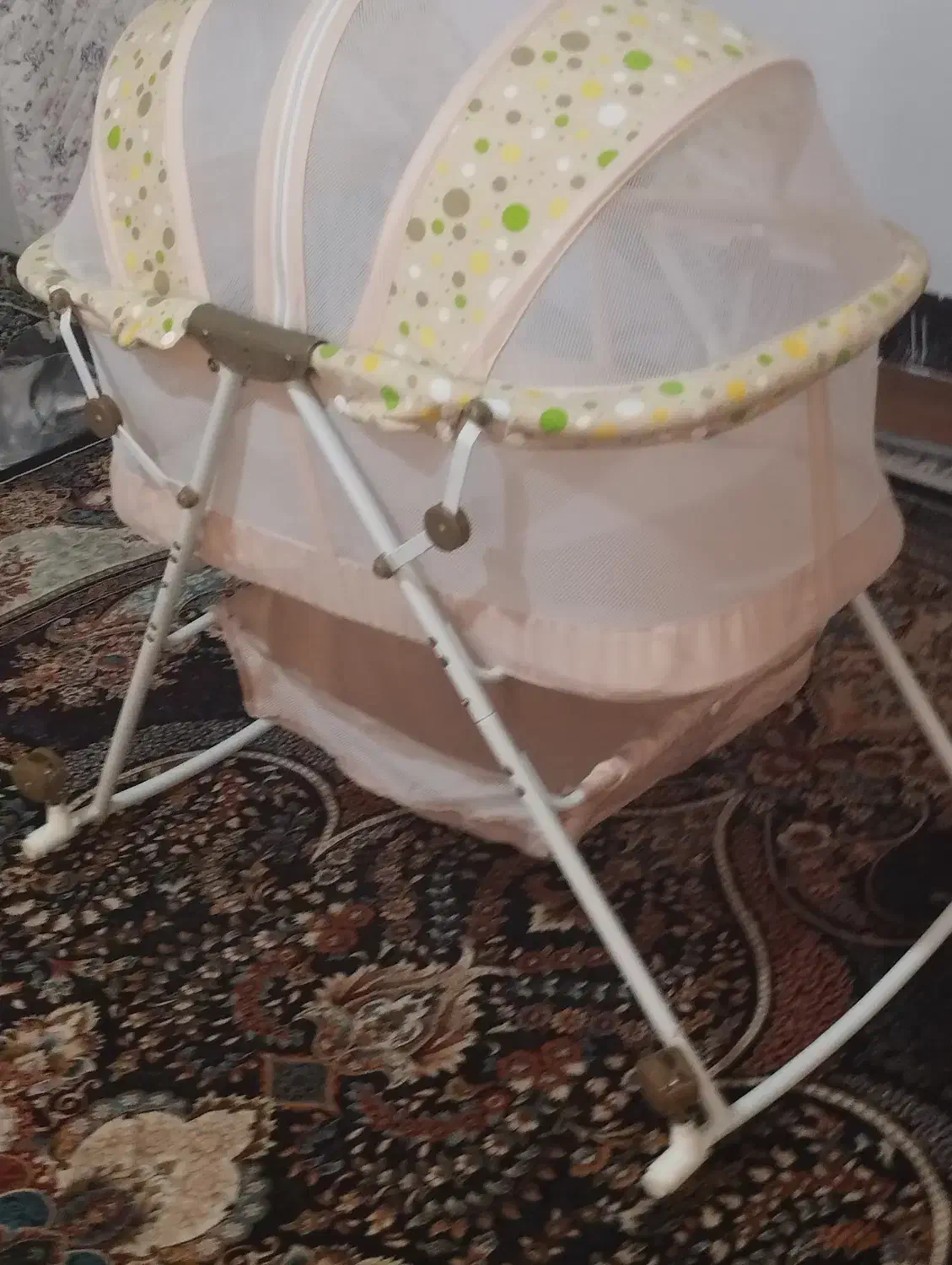 گهواره فلزی نوزاد در حد نو|تخت و صندلی بچه|جیرفت, |دیوار