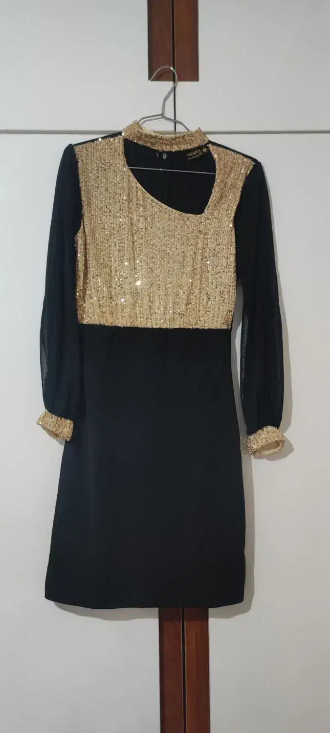 لباس مجلسی|لباس|رشت, عینک|دیوار