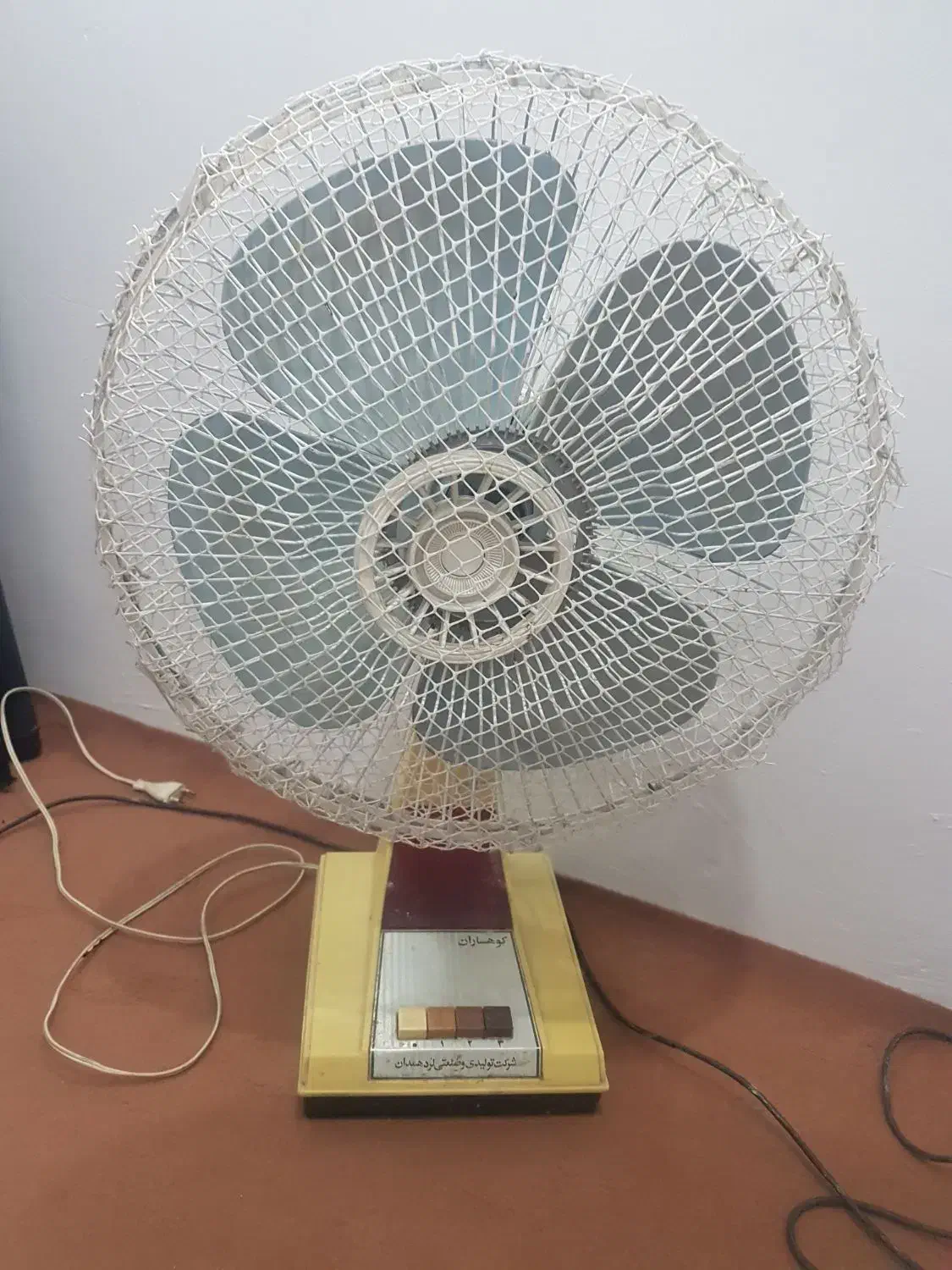 پنکه قدیمی بادور سه حالته و پره های فلزی.|پنکه و تصفیهکنندهٔ هوا|تبریز, |دیوار