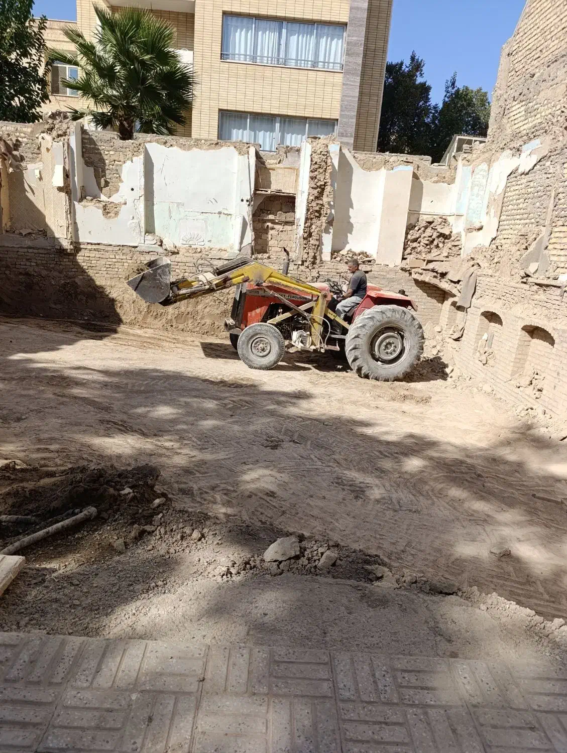 خدمات خاکبرداری و حمل نخاله و مصالح ساختمانی|خدمات حمل و نقل|اصفهان, آبشار|دیوار