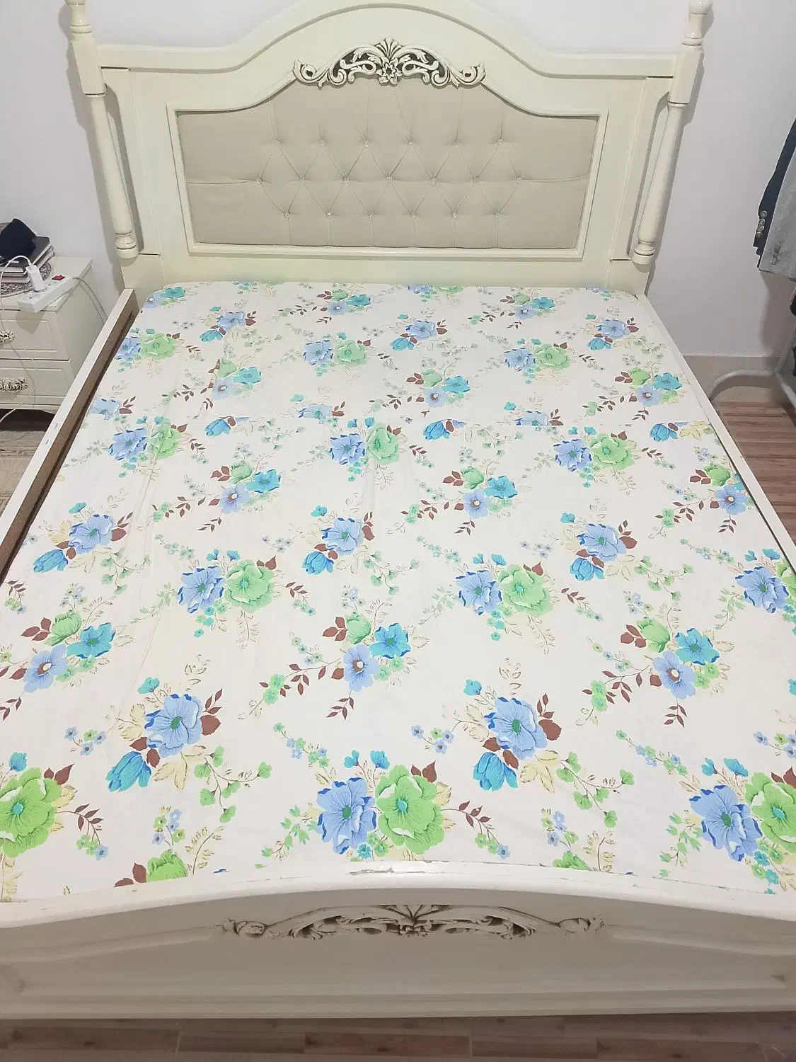 تخت و پاتختی|تخت و سرویس خواب|آشخانه, |دیوار