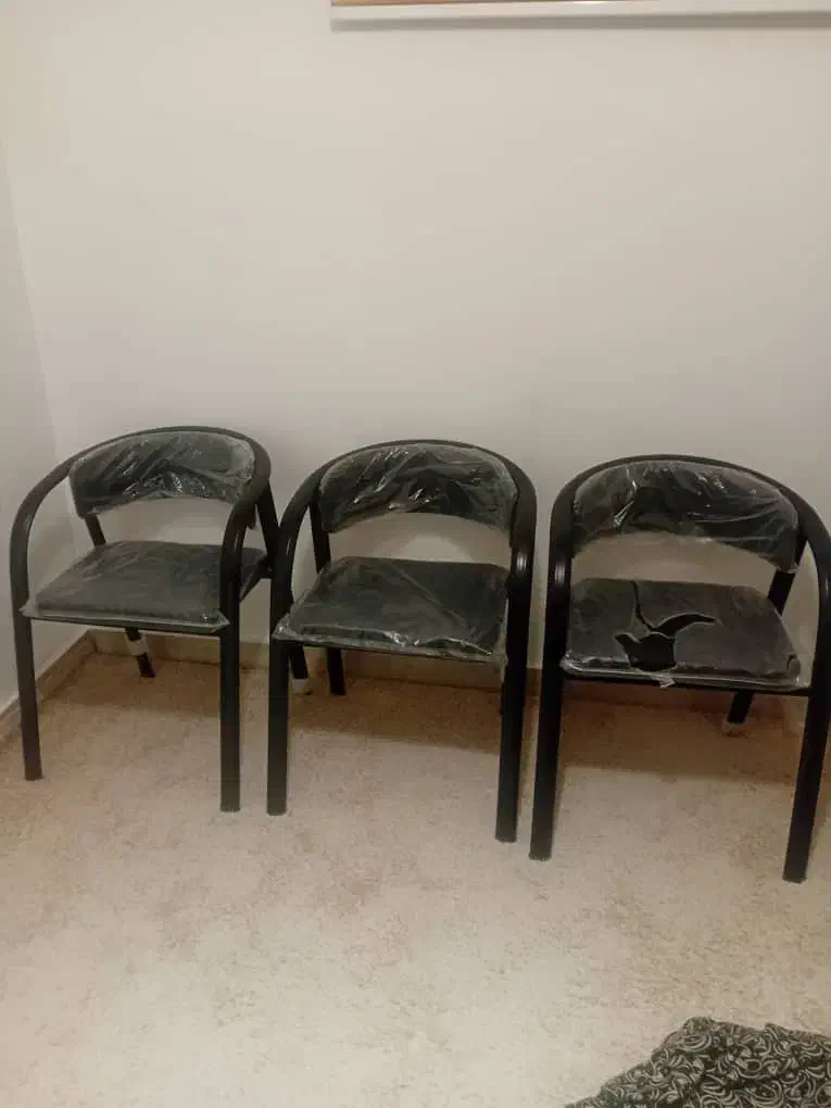 یک عدد صندلی مدیریتی جک دار و سه عدد صندلی انتظار|مبلمان اداری|قائمشهر, |دیوار