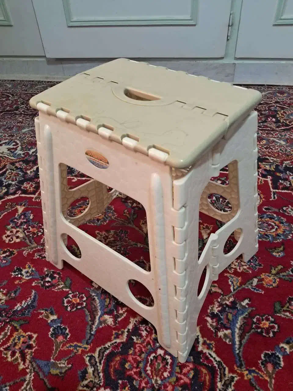 صندلی تاشو|صندلی و نیمکت|قم, باغ اشرافی|دیوار