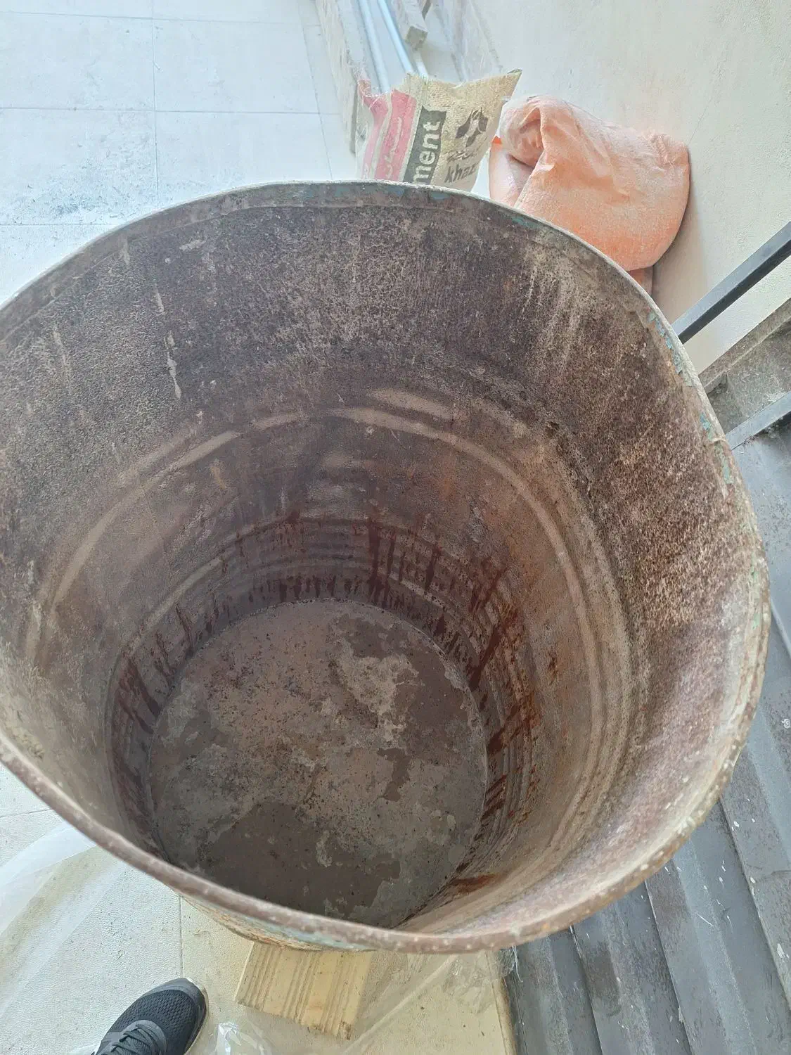 بشکه و تخته ی ۴ متری کلاه ایمنی و قرقره بالابر|مصالح و تجهیزات ساختمان|رشت, حسین آباد|دیوار