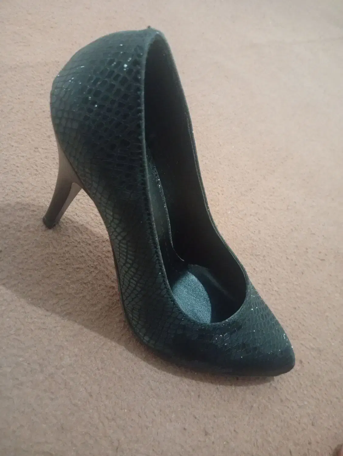 کفش|کیف، کفش، کمربند|قم, حکمت شمالی|دیوار