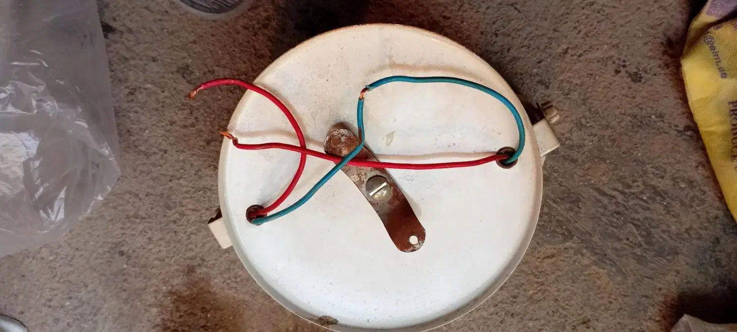 دوعددلامپ گیرفلزی|لامپ و چراغ|مرند, |دیوار