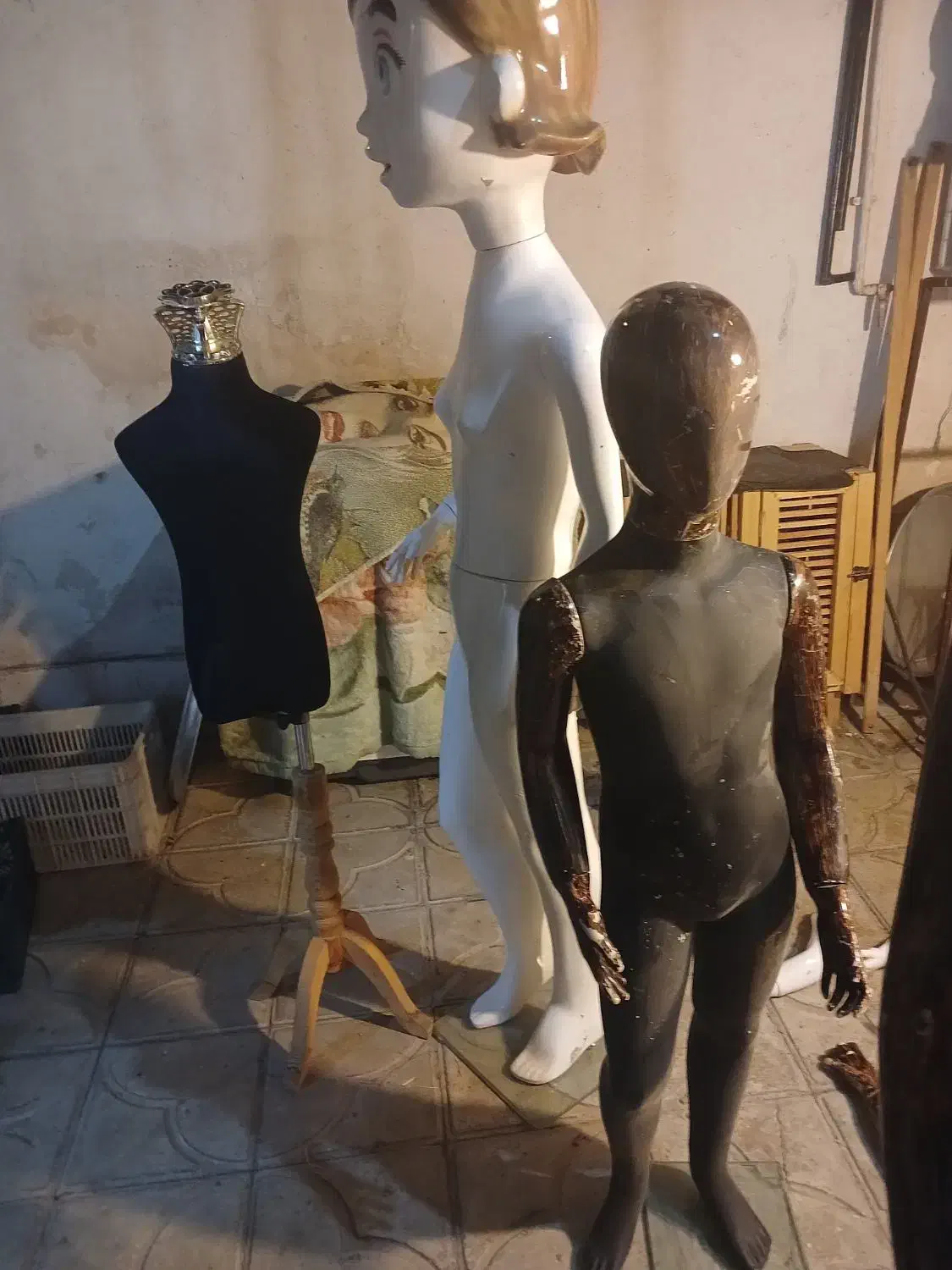 تعدادی مانکن بچه گانه پلاستیکی نیست|فروشگاه و مغازه|شیراز, شهرک برق|دیوار