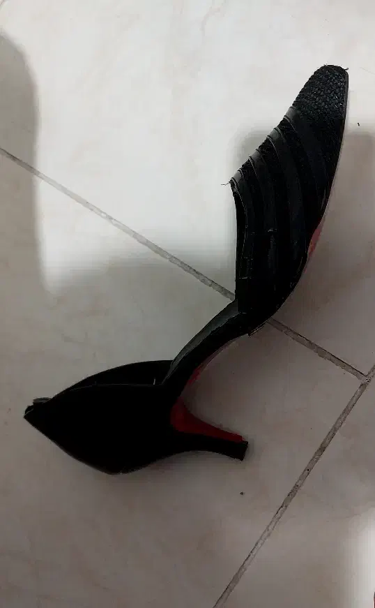 کفش مجلسی|کیف، کفش، کمربند|اسفراین, |دیوار