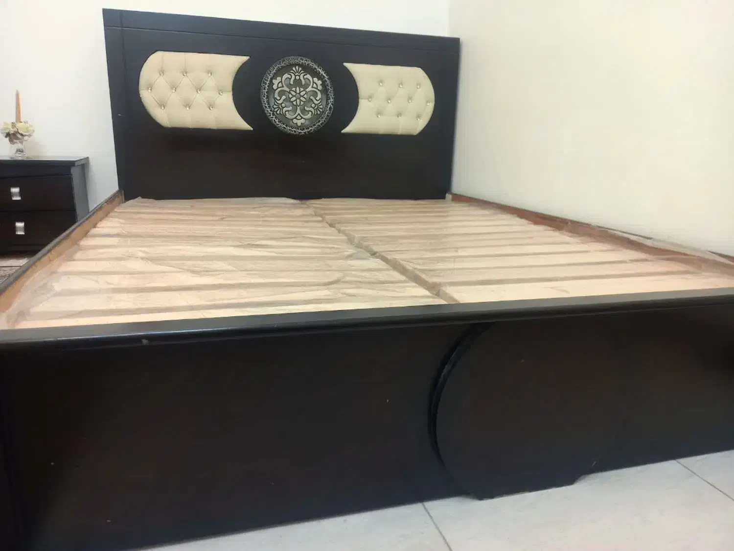 تخت دو نفره با کفی همراه یک جفت پاتختی|تخت و سرویس خواب|قم, انسجام|دیوار