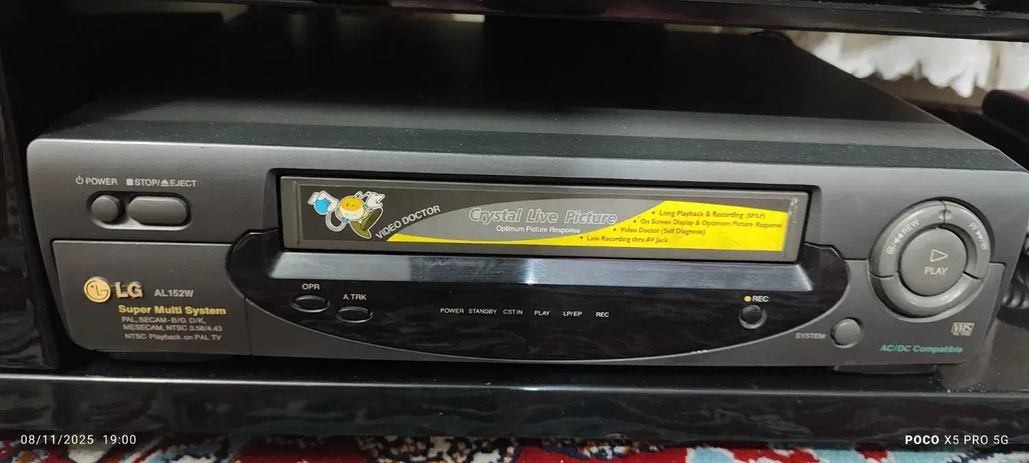 دستگاه ویدیو به همراه فیلم|پخش‌کننده DVD و ویدیو|ری, علایین|دیوار