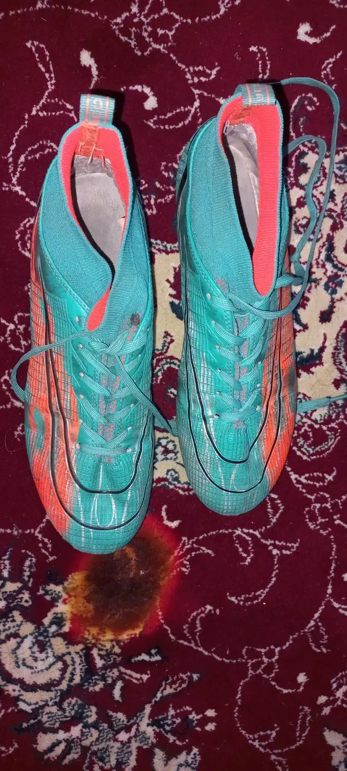 کفش فوتبال|کیف، کفش، کمربند|شیراز, فرودگاه شهید دستغیب شیراز|دیوار