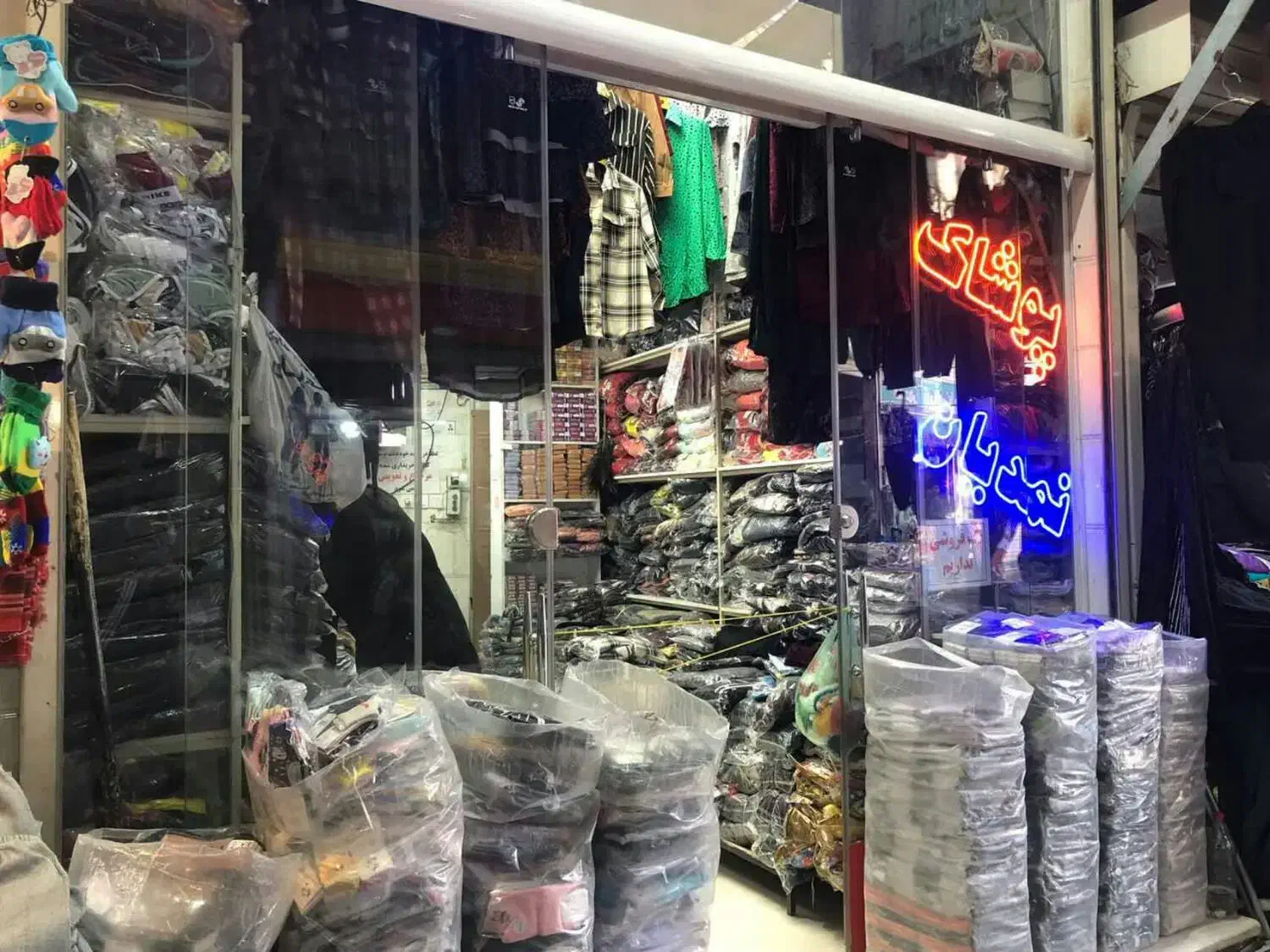 ویترین مغازه شیشه سکوریت|فروشگاه و مغازه|بروجرد, |دیوار