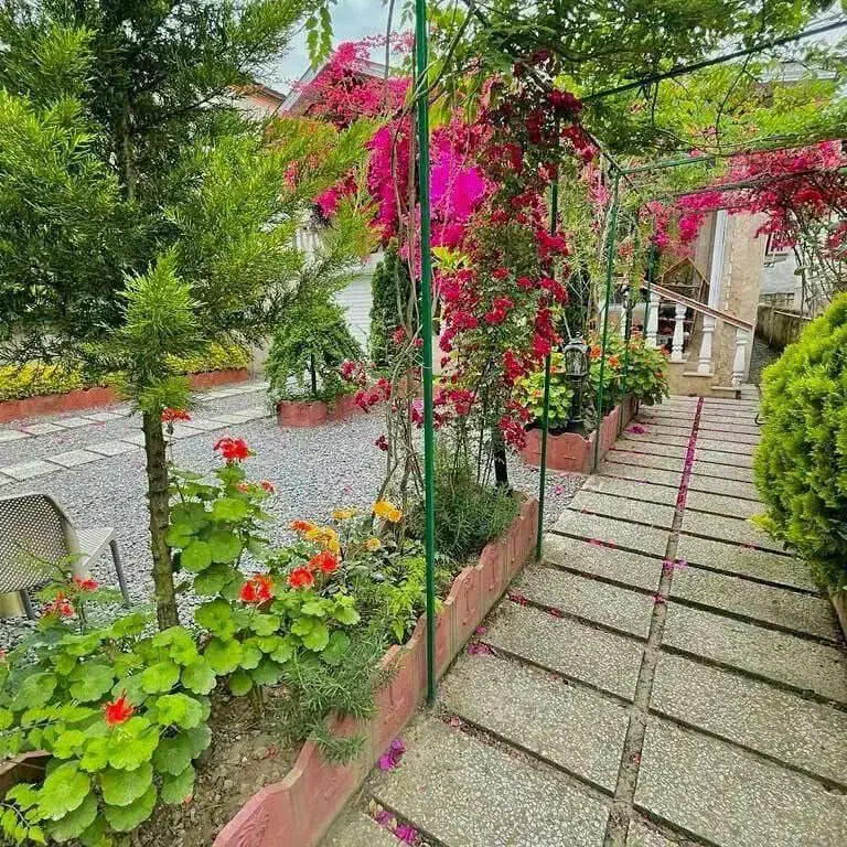 باغچه ویلای پراز گل/مبله بافت مسکونی/شخصی ساز|فروش خانه و ویلا|فریدونکنار, |دیوار