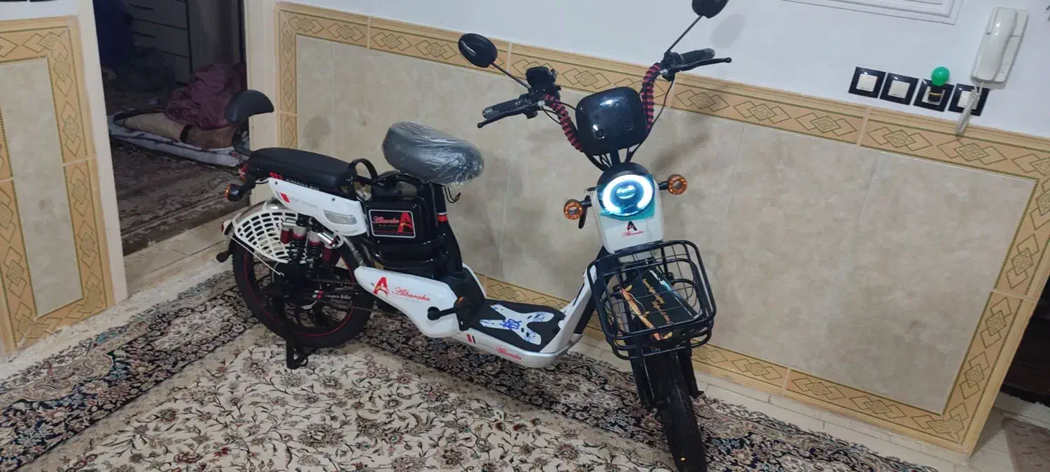 دوچرخه برقی صفر|دوچرخه، اسکیت، اسکوتر|صحنه, |دیوار