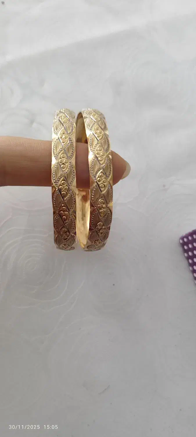 سه عدد النگوی طلا|جواهرات|اندیشه, اندیشه فاز ۱|دیوار