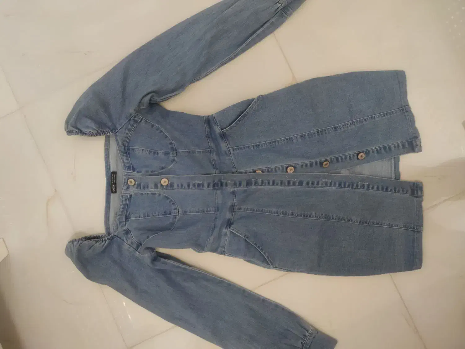 تعدادی لباس|لباس|رشت, حمیدیان|دیوار