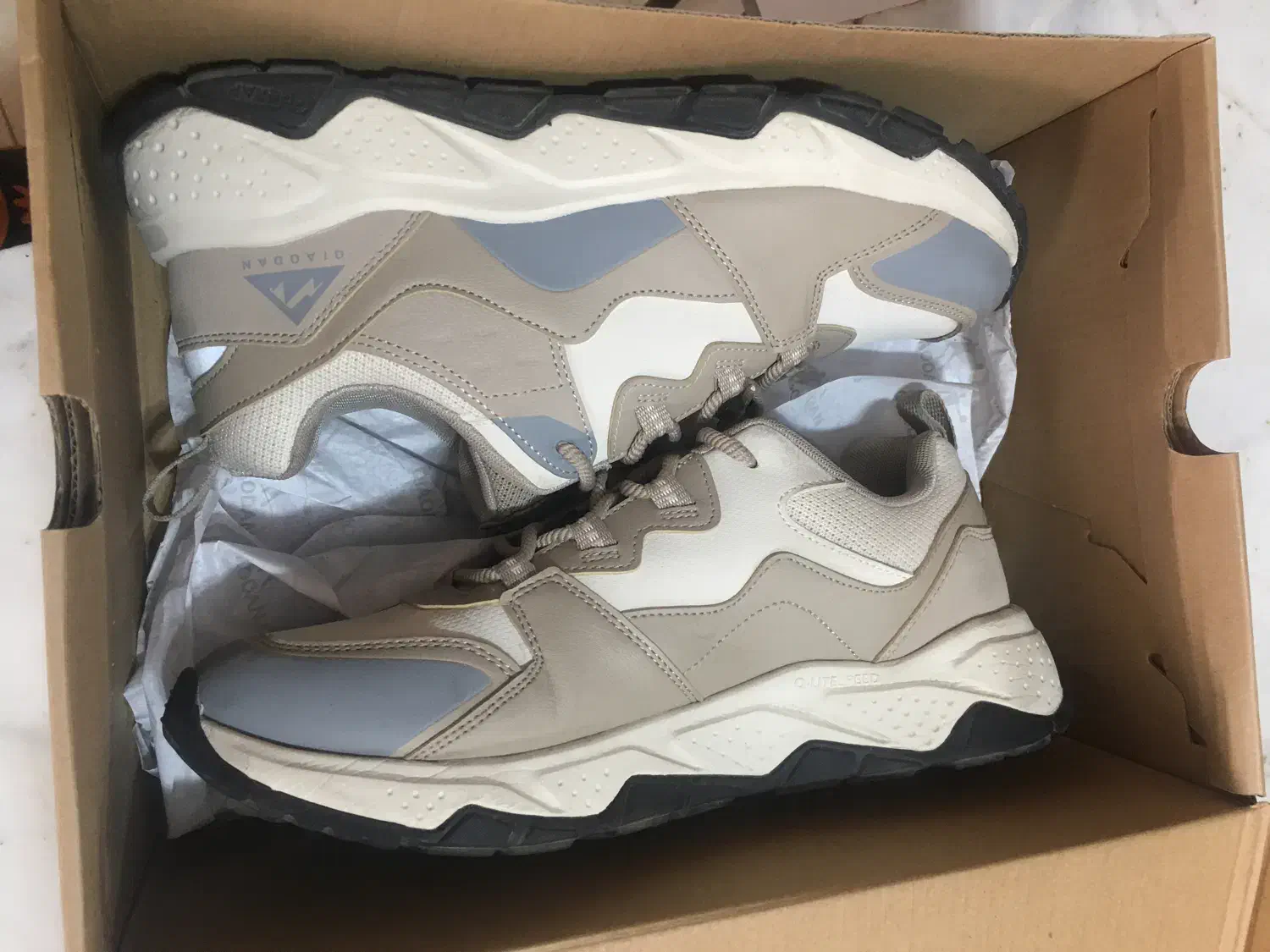 کتونی 361|کیف، کفش، کمربند|صدرا-فارس, فاز ۱|دیوار