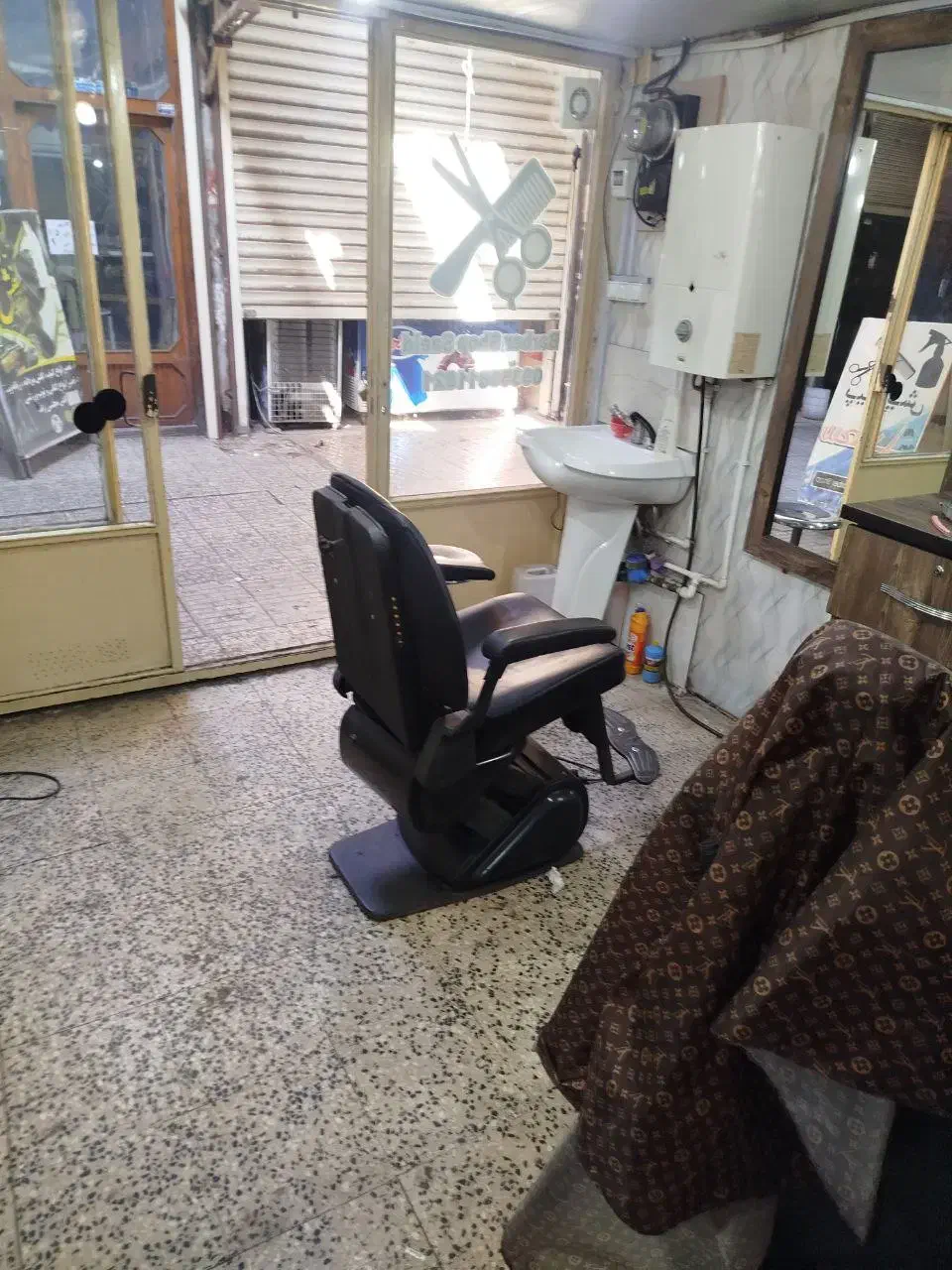 فروش فوری|آرایشگاه و سالن‌های زیبایی|فومن, |دیوار