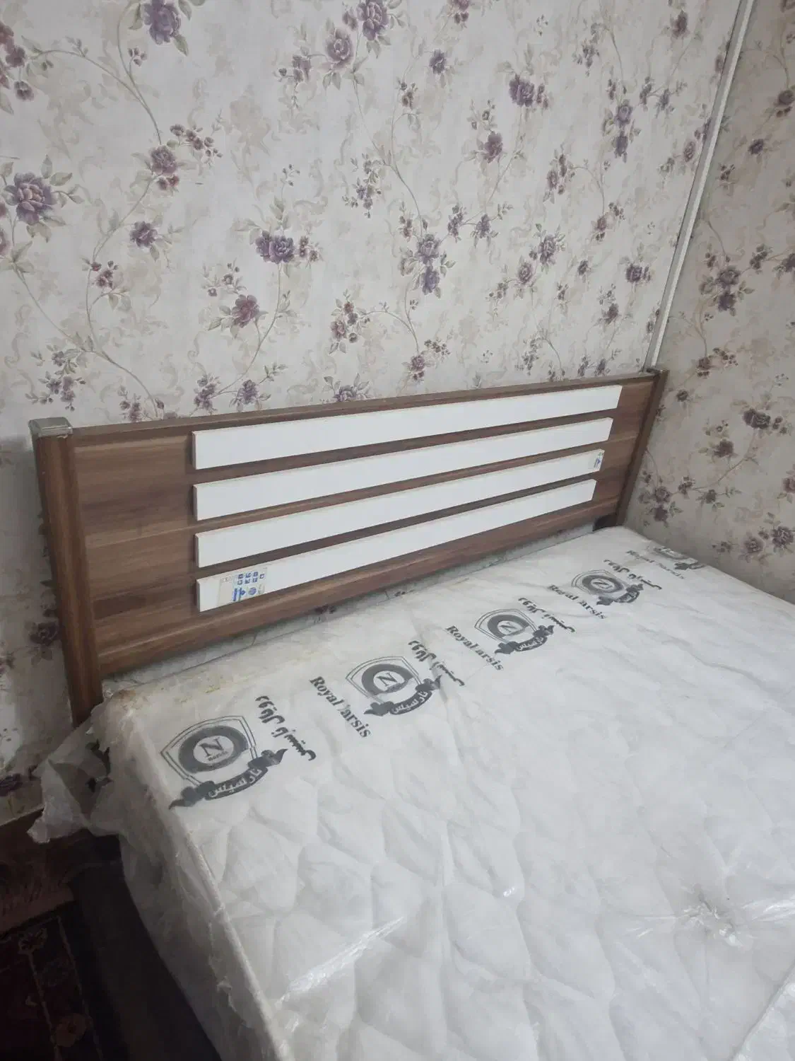 تخت دونفره سالم و تشک سالم|تخت و سرویس خواب|زاهدان, |دیوار