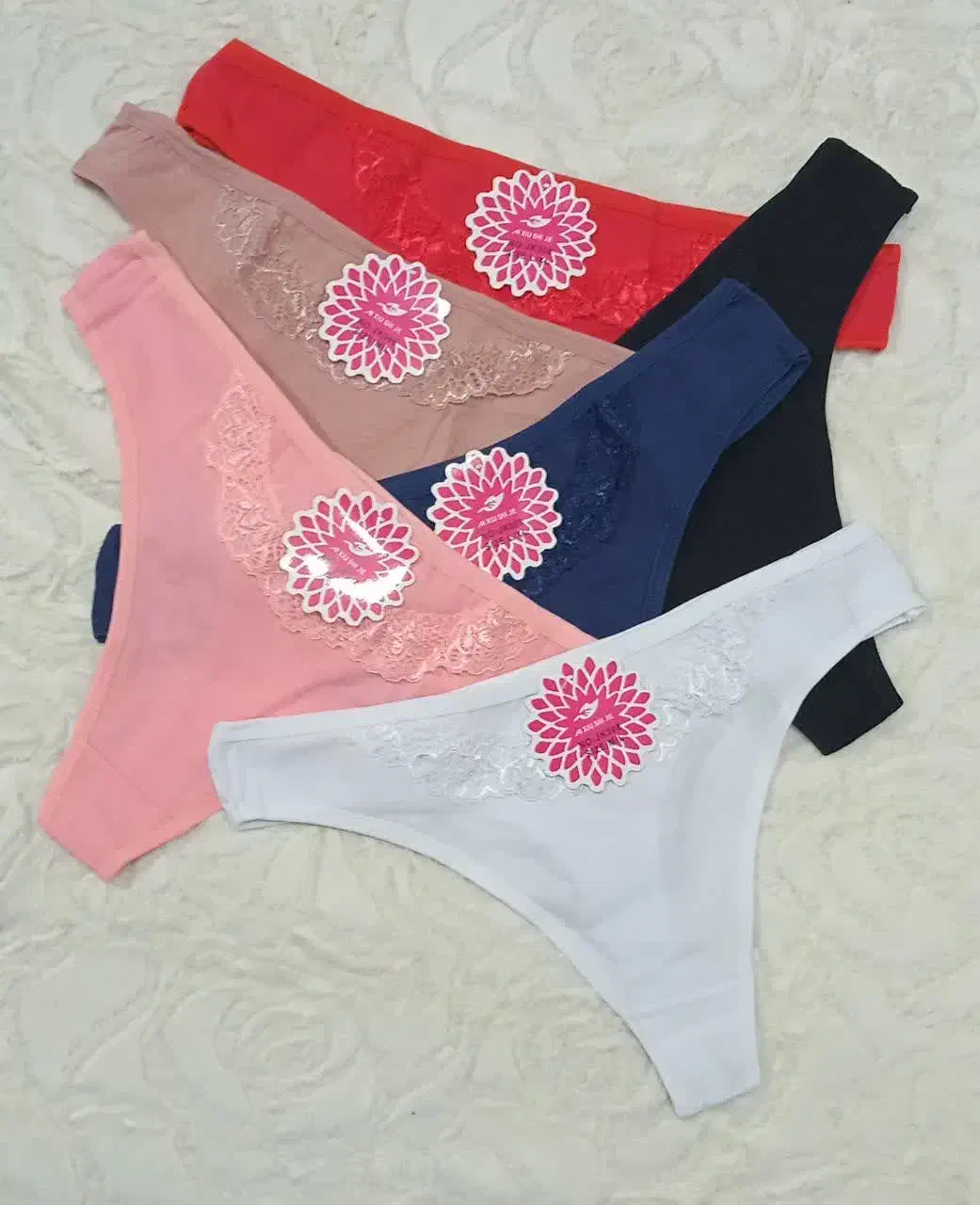 لباس زیر بانو|لباس|اصفهان, لیمجیر|دیوار