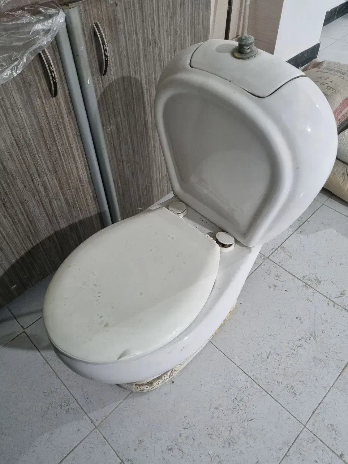 توالت فرنگی و روشویی و درب چوبی اتاق|لوازم سرویس بهداشتی|رشت, فلسطین|دیوار